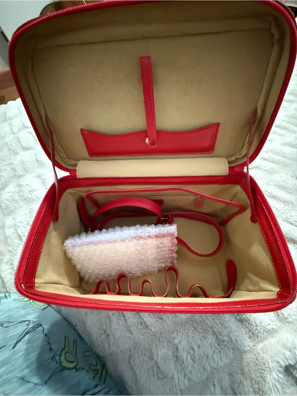 VINTAGE GUCCI RED LEATHER BAMBOO HANDLE VANITY / TRAIN CASE BAG
